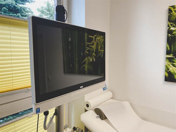 Behandlungsraum mit Monitor