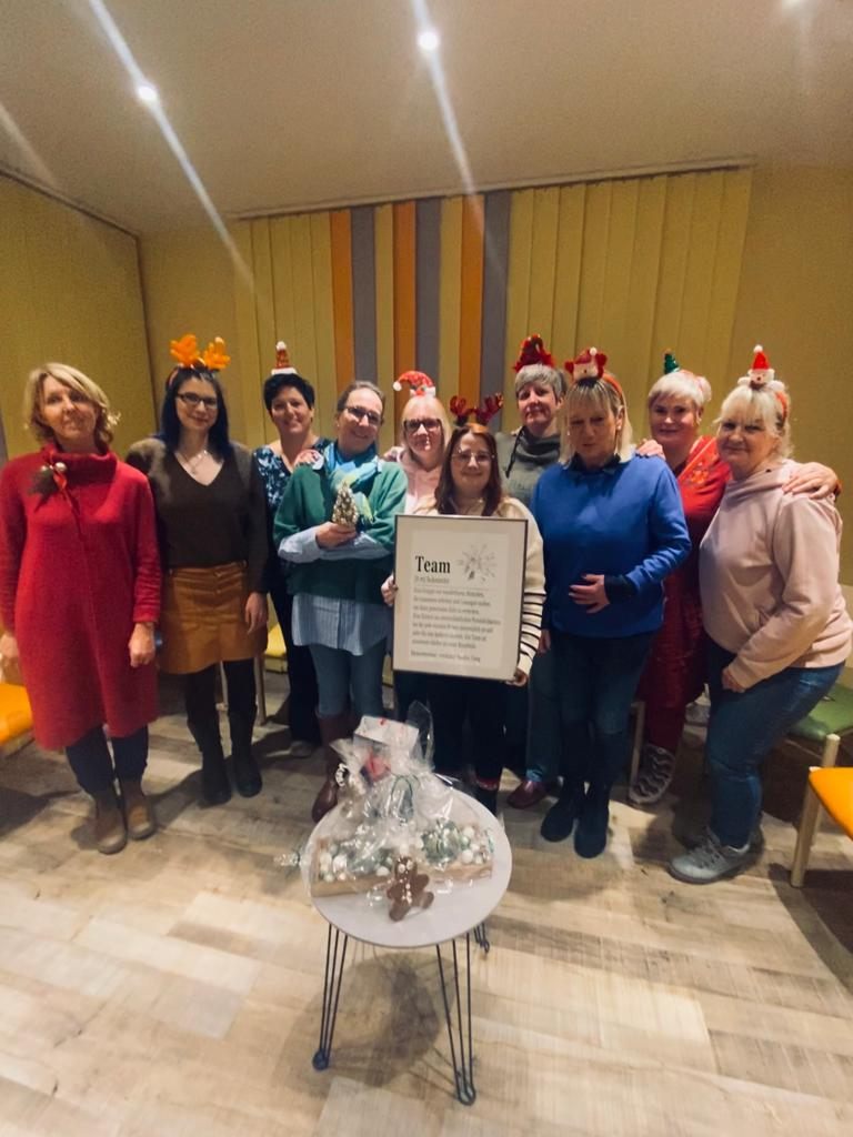 Praxisteam bei der Weihnachtsfeier mit Rentiergeweihen