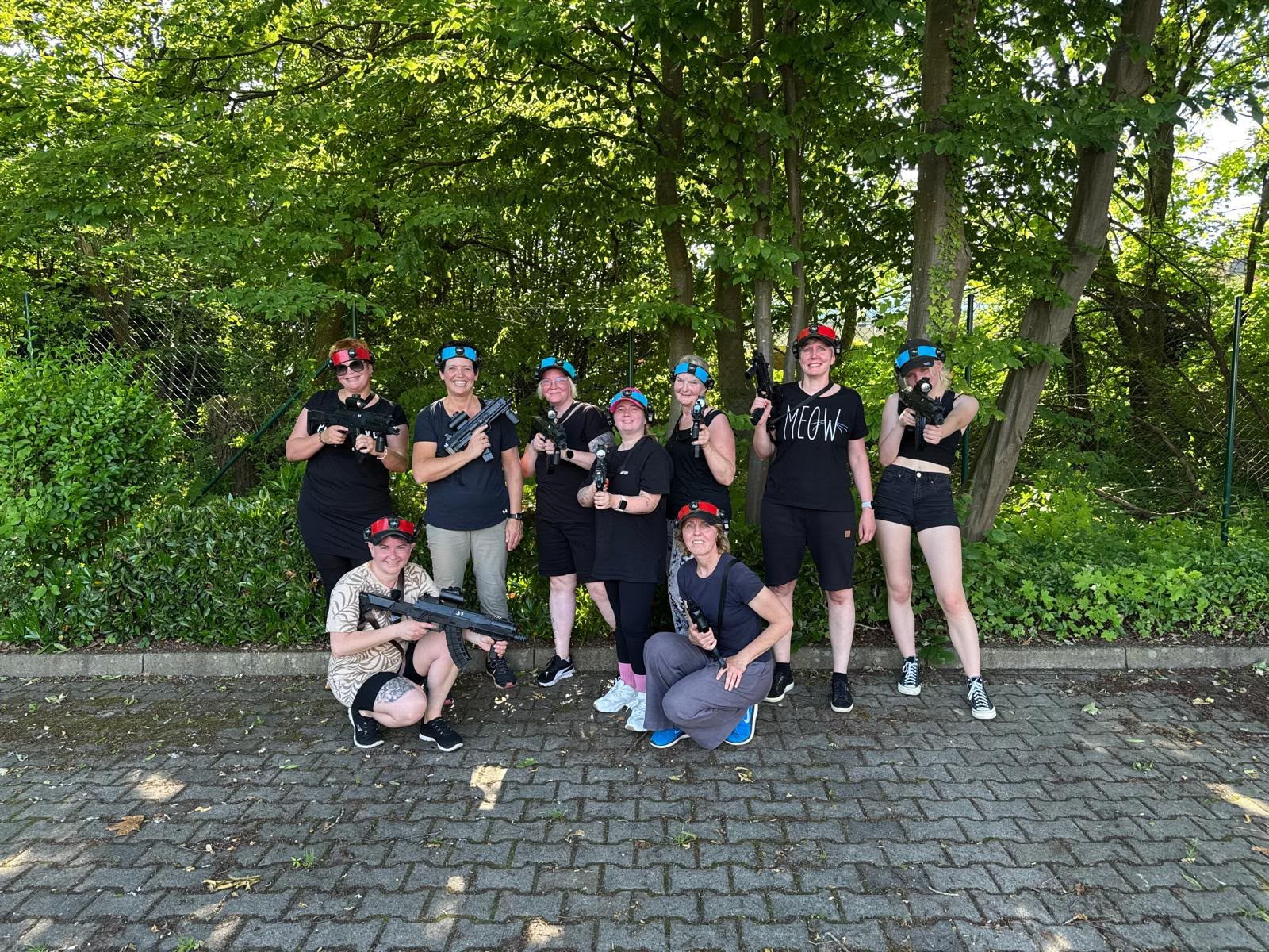 Praxisteam bei einer Unternehmung im Freien