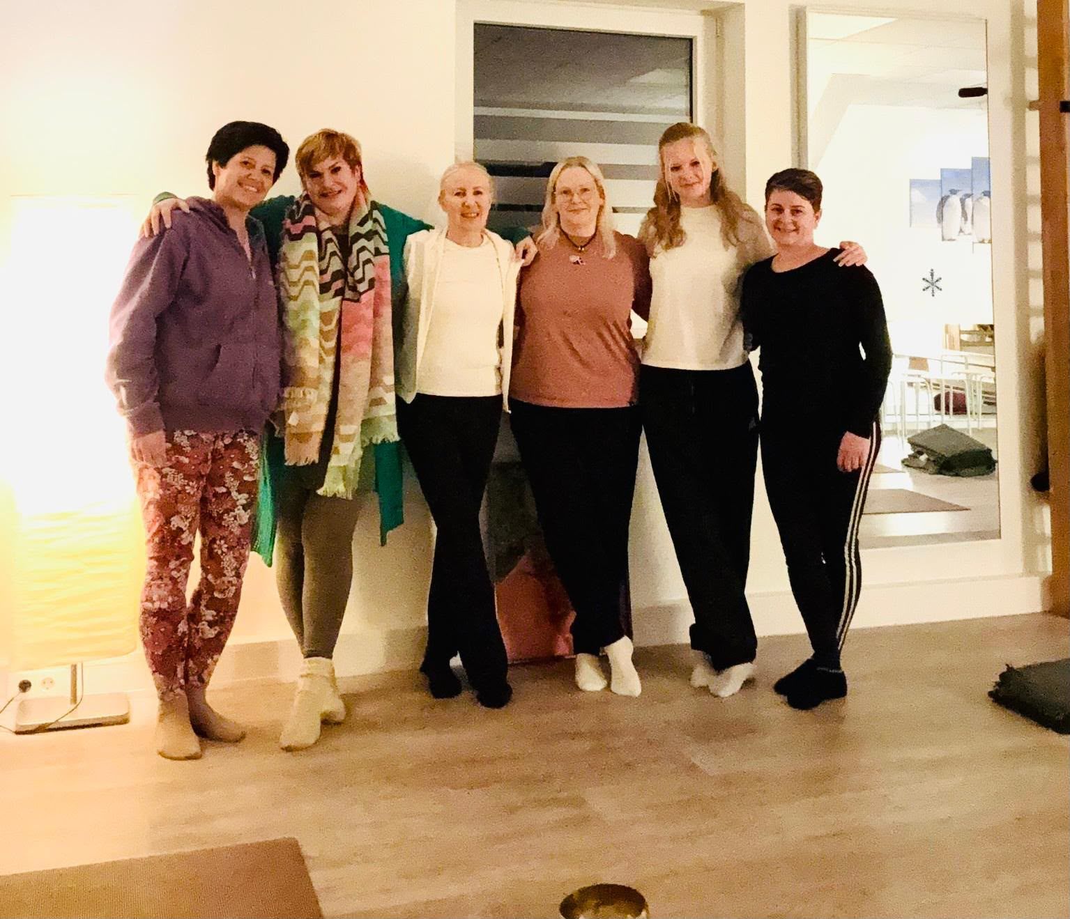 Gruppenfoto des Praxisteams im Sportraum