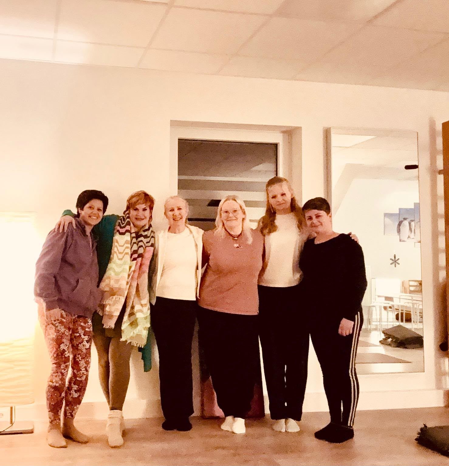 Gruppenfoto des Praxisteams im Sportraum